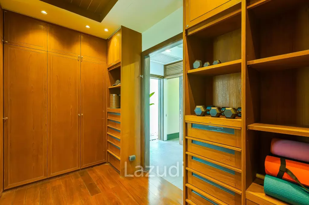 7 Bedrooms Mansion on The Golf Course! (JB2)