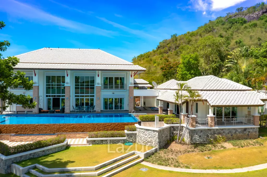 7 Bedrooms Mansion on The Golf Course! (JB2)