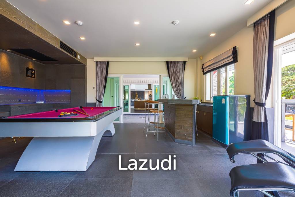 7 Bedrooms Mansion on The Golf Course! (JB2)