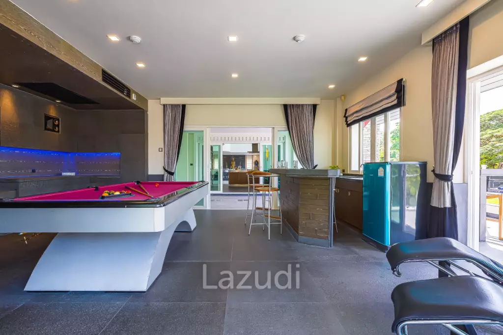 7 Bedrooms Mansion on The Golf Course! (JB2)
