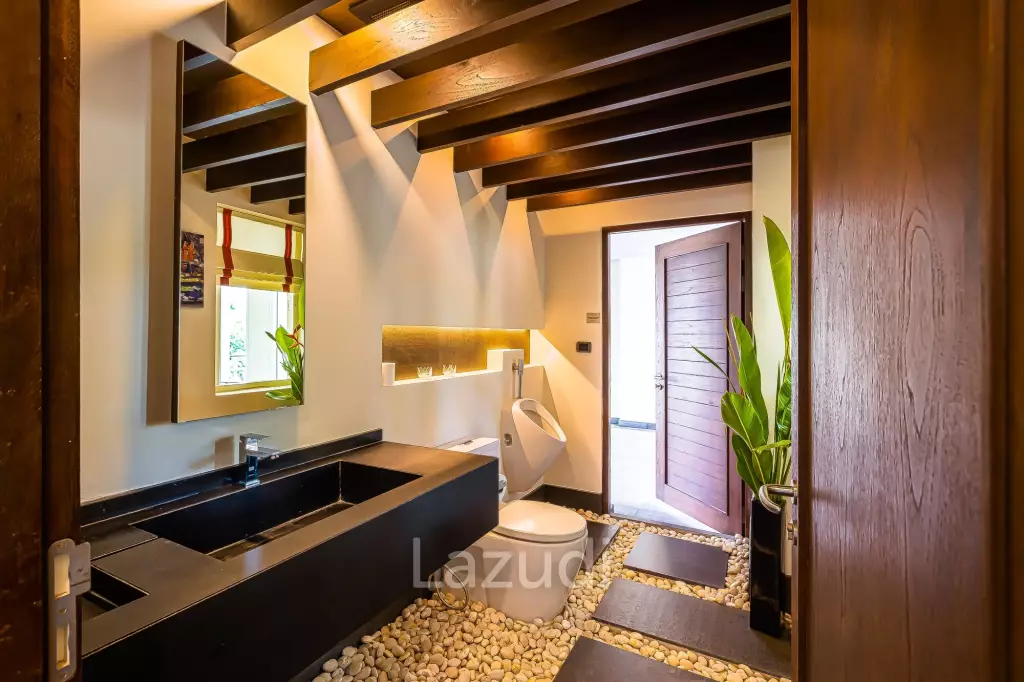 7 Bedrooms Mansion on The Golf Course! (JB2)