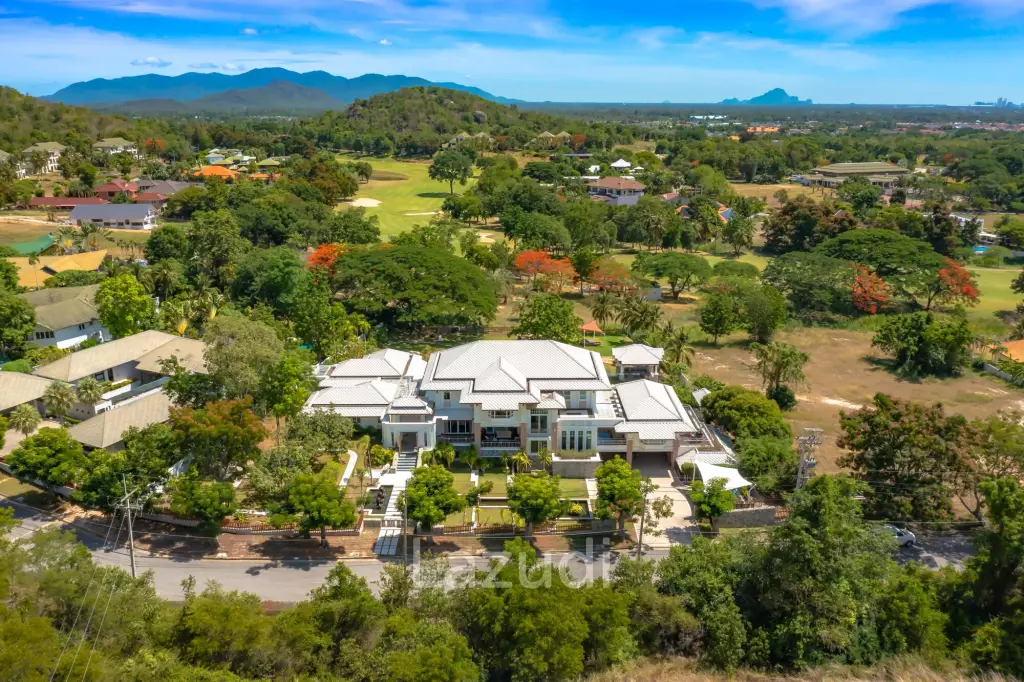 7 Bedrooms Mansion on The Golf Course! (JB2)
