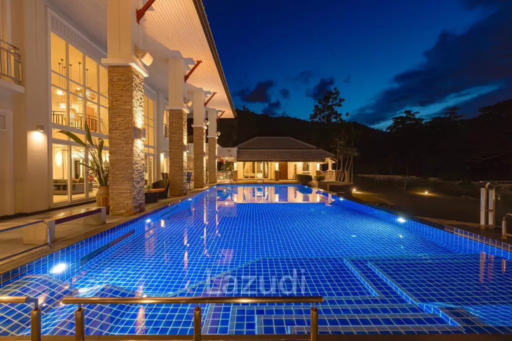 7 Bedrooms Mansion on The Golf Course! (JB2)
