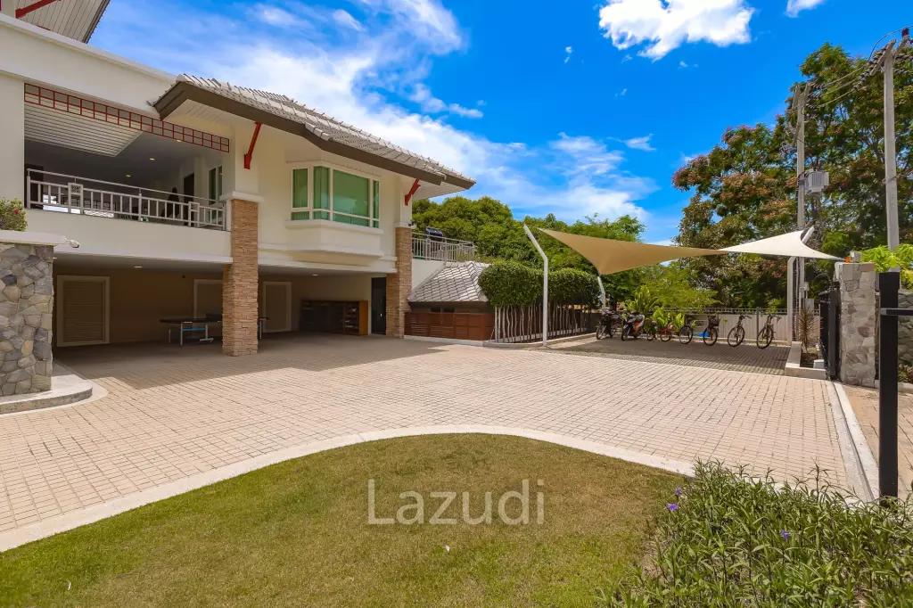 7 Bedrooms Mansion on The Golf Course! (JB2)