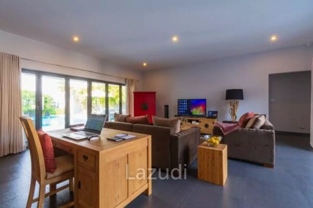 SUNSET VIEWS: Large 3 Bed Pool Villa