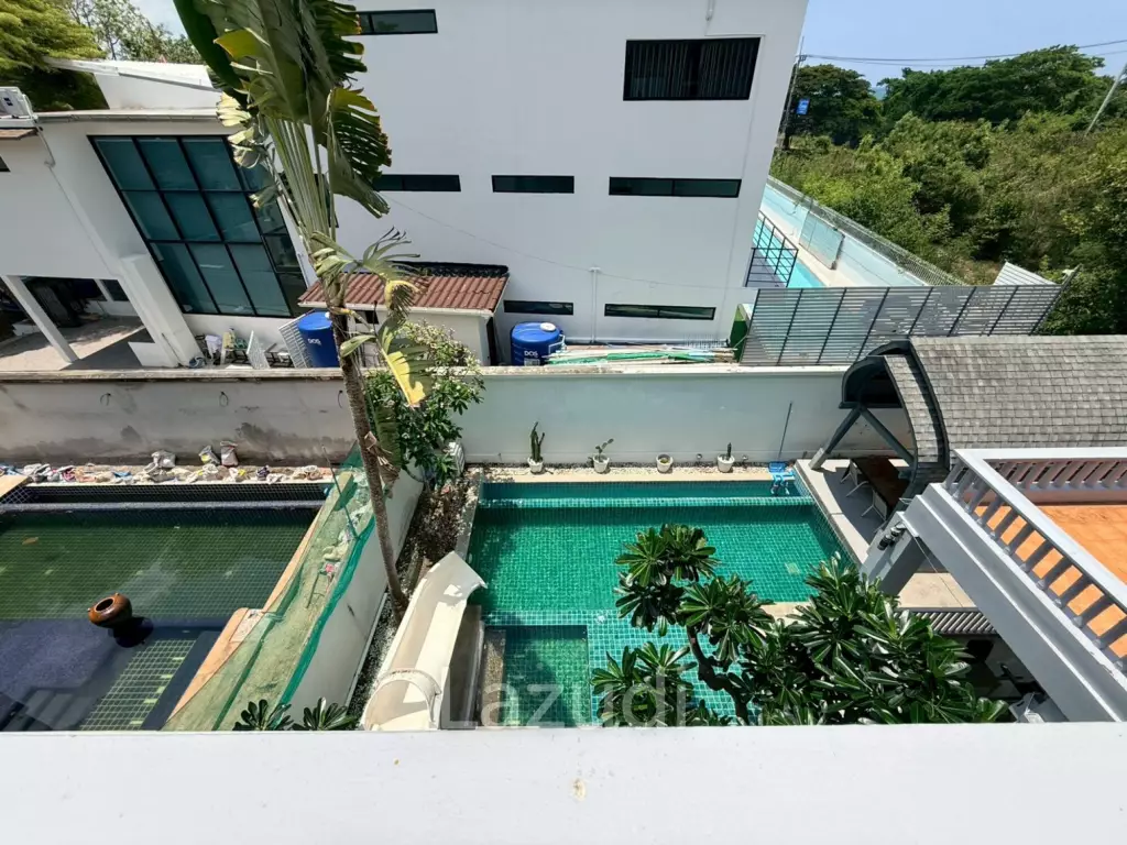 วิลล่า 3 ชั้นพร้อมสระว่ายน้ำส่วนตัว หมู่บ้านนากาวารี