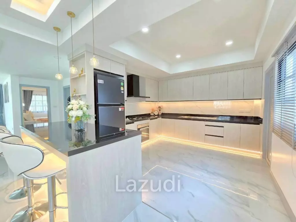 Newly Renovated  Pool Villa for Sale In Central Park 5
