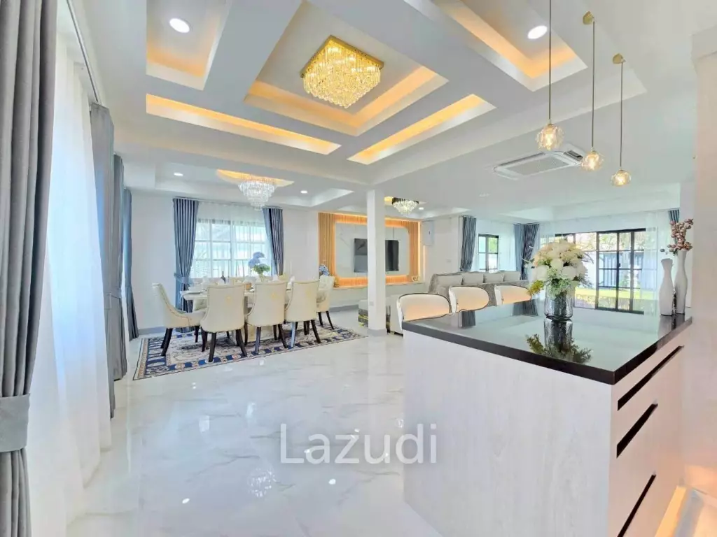 Newly Renovated  Pool Villa for Sale In Central Park 5