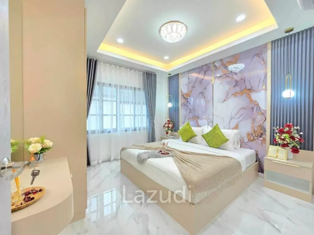 Newly Renovated  Pool Villa for Sale In Central Park 5