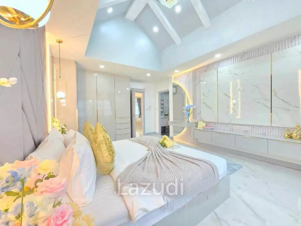 Newly Renovated  Pool Villa for Sale In Central Park 5