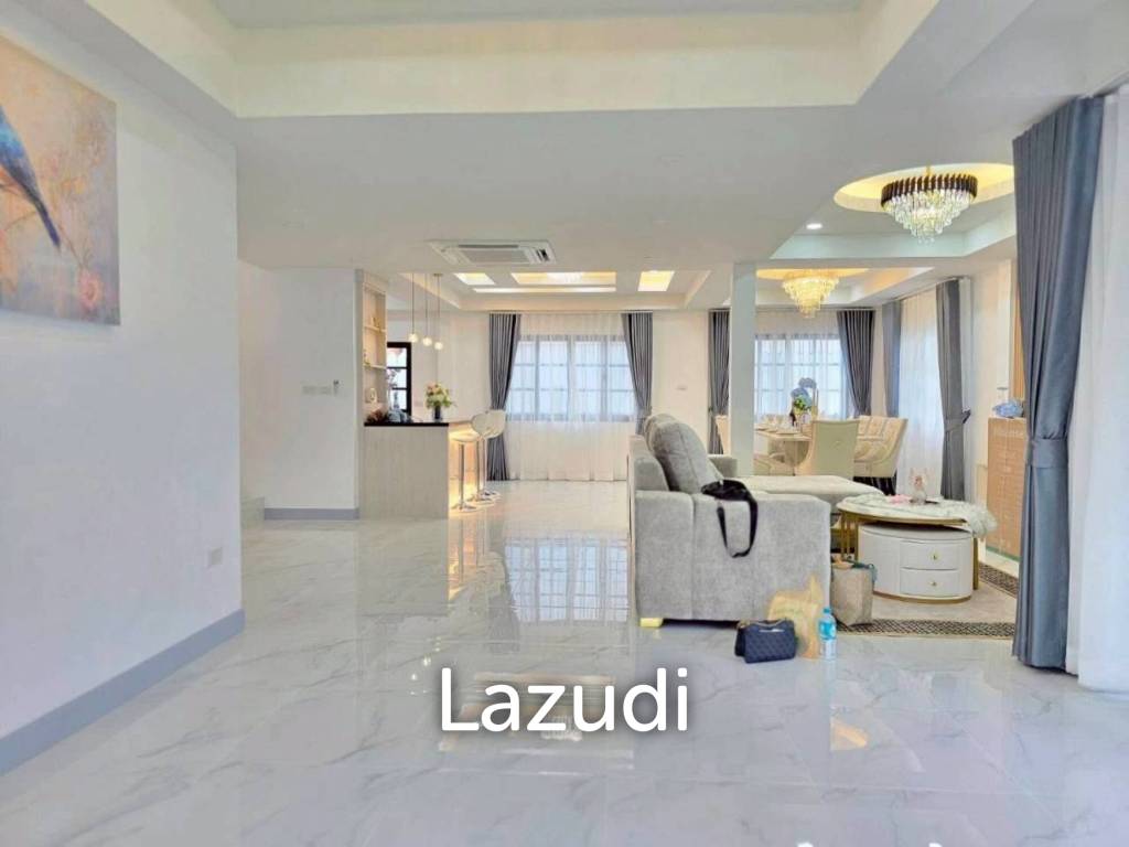Newly Renovated  Pool Villa for Sale In Central Park 5
