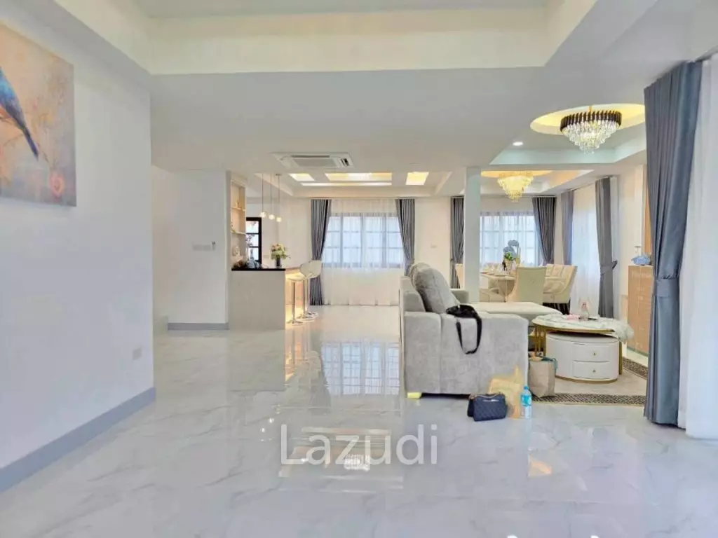 Newly Renovated  Pool Villa for Sale In Central Park 5