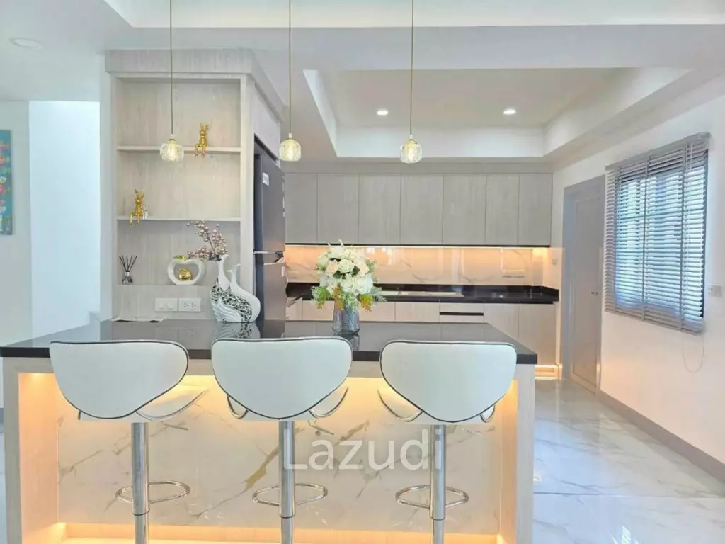 Newly Renovated  Pool Villa for Sale In Central Park 5