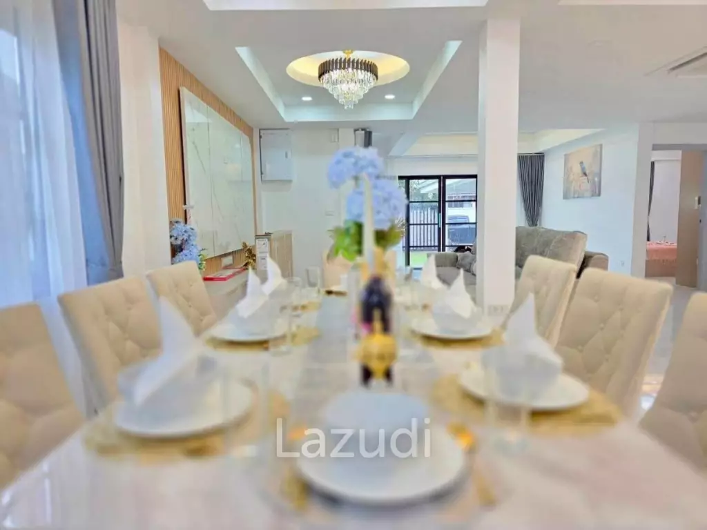Newly Renovated  Pool Villa for Sale In Central Park 5