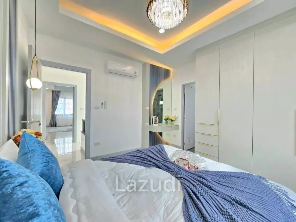 Newly Renovated  Pool Villa for Sale In Central Park 5