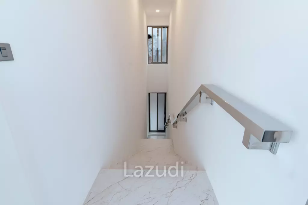 Modern 3-Bedroom Sea View Villa in Chaweng Hills