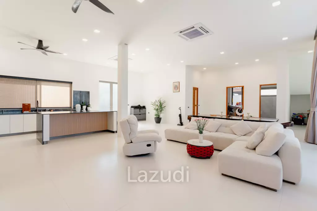 Modern 4-Bedroom Sea View Villa in Chaweng Hills