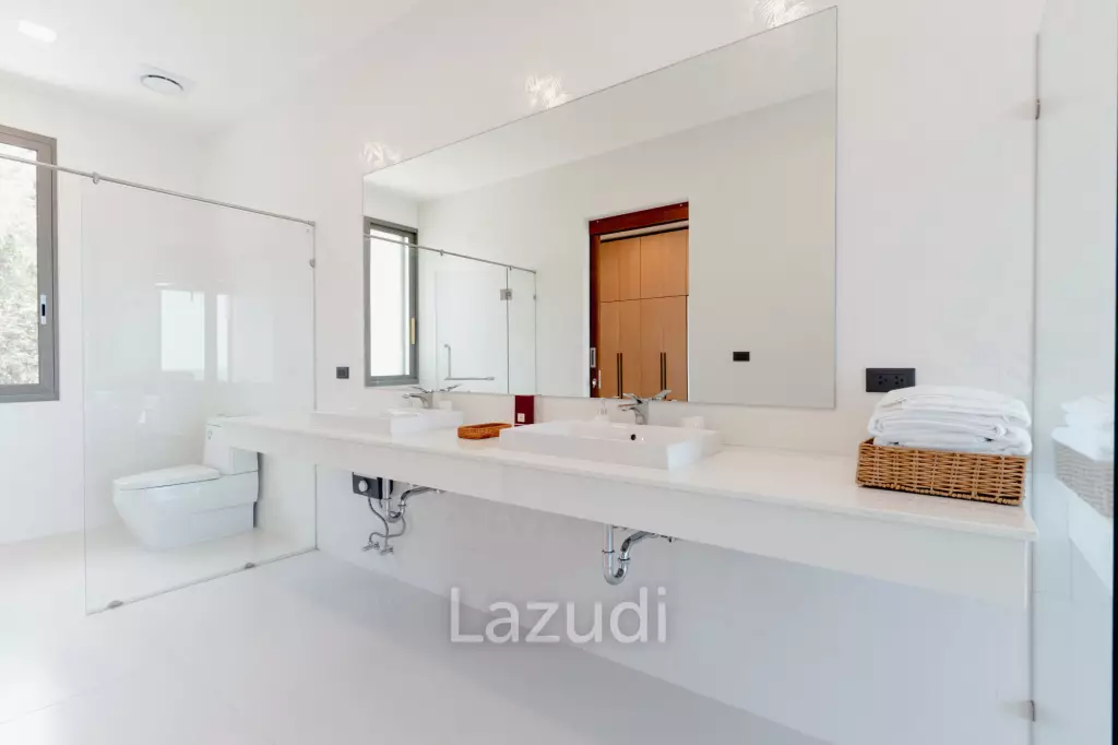 Modern 4-Bedroom Sea View Villa in Chaweng Hills