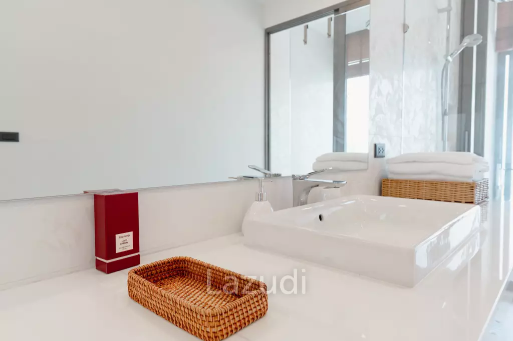 Modern 4-Bedroom Sea View Villa in Chaweng Hills
