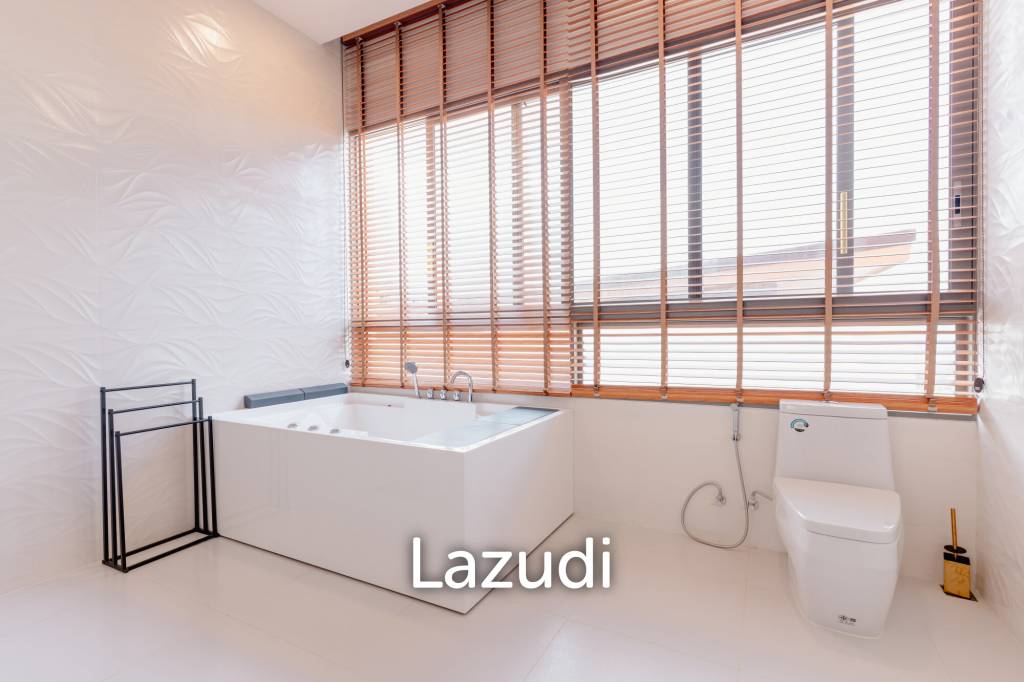 Modern 4-Bedroom Sea View Villa in Chaweng Hills