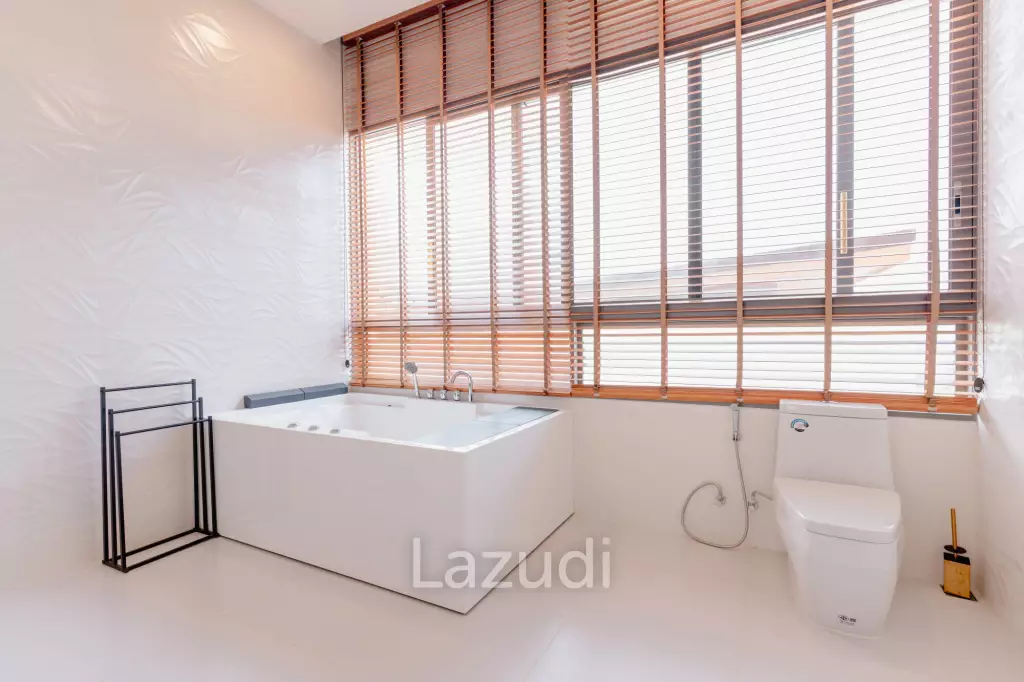 Modern 4-Bedroom Sea View Villa in Chaweng Hills
