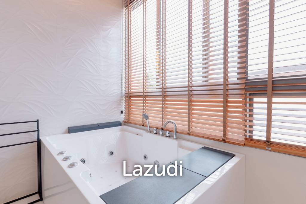 Modern 4-Bedroom Sea View Villa in Chaweng Hills