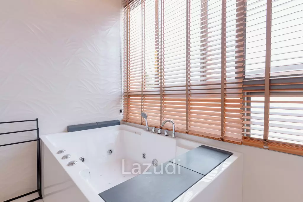 Modern 4-Bedroom Sea View Villa in Chaweng Hills