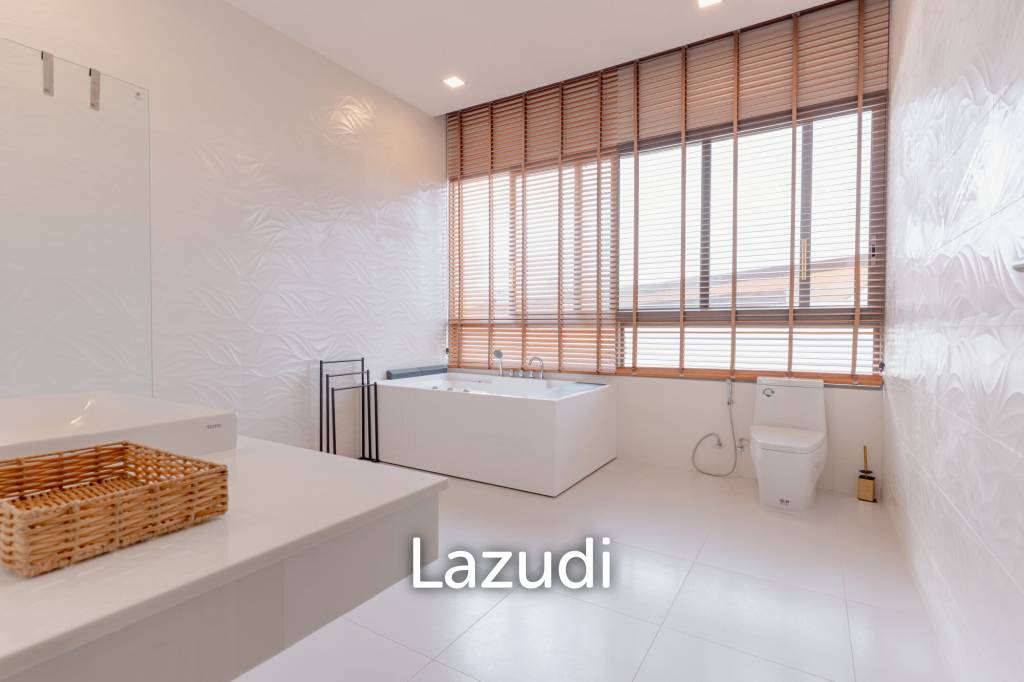 Modern 4-Bedroom Sea View Villa in Chaweng Hills