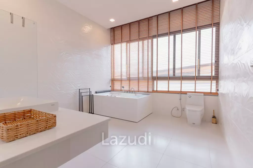 Modern 4-Bedroom Sea View Villa in Chaweng Hills