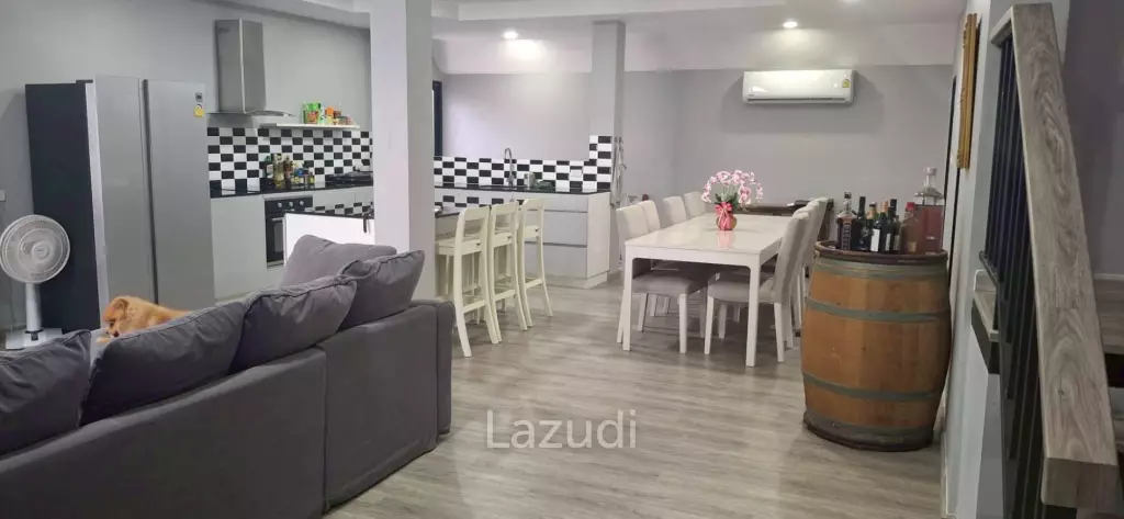 Spacious 4 Bedroom Pool Villa Pattaya Lagoon