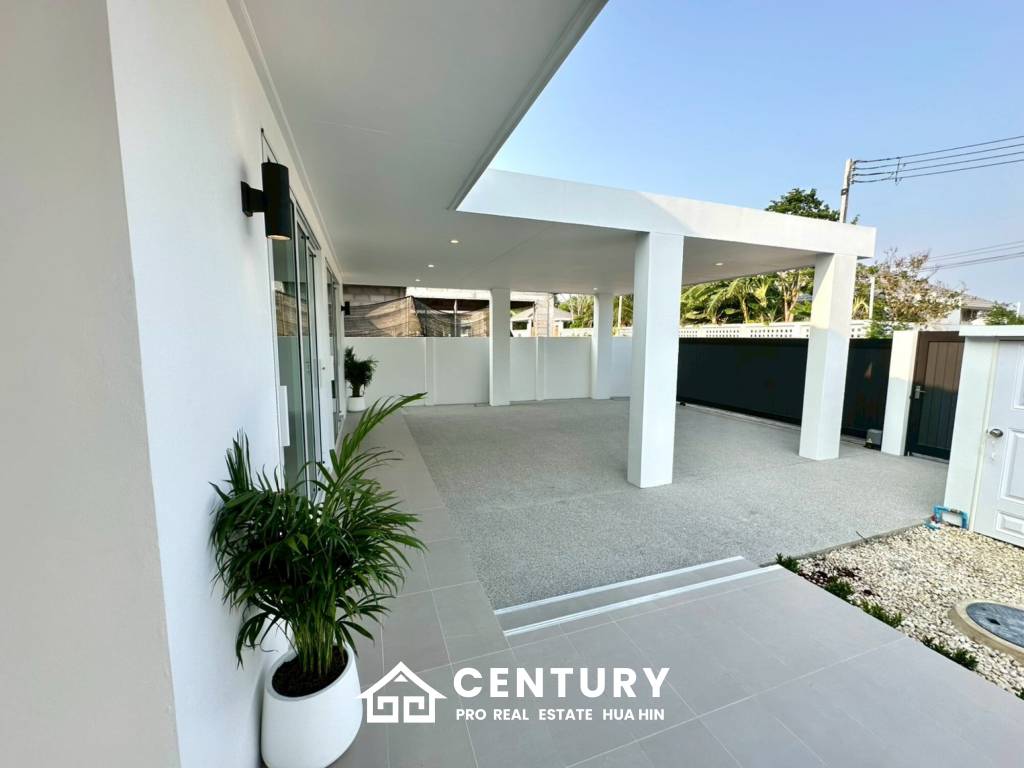 BRAND NEW VILLA NEAR BLACK MOUNTAIN GOLF COURSE : 3 bed modern pool villa