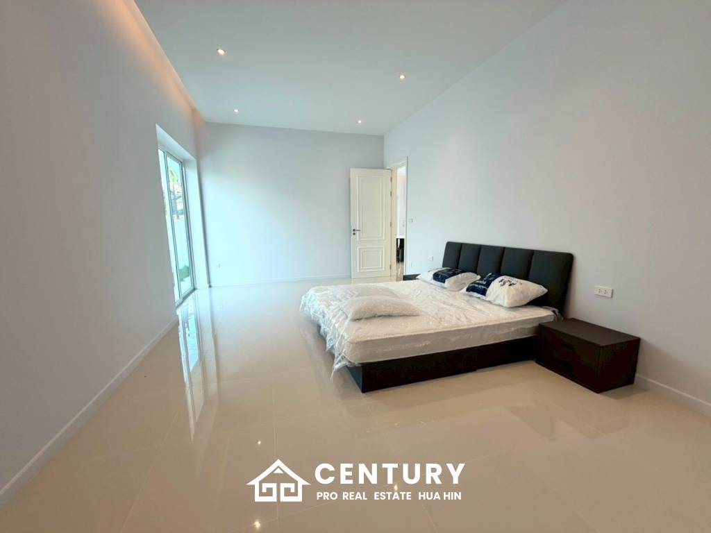 BRAND NEW VILLA NEAR BLACK MOUNTAIN GOLF COURSE : 3 bed modern pool villa