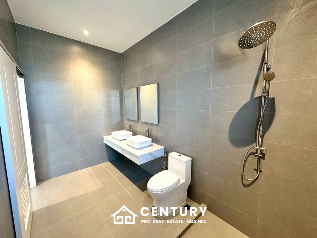 BRAND NEW VILLA NEAR BLACK MOUNTAIN GOLF COURSE : 3 bed modern pool villa