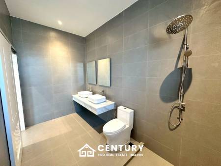 BRAND NEW VILLA NEAR BLACK MOUNTAIN GOLF COURSE : 3 bed modern pool villa