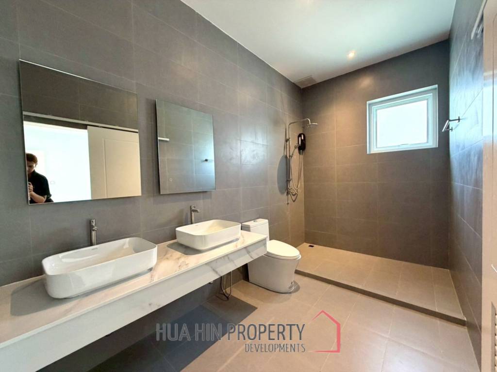 BRAND NEW VILLA NEAR BLACK MOUNTAIN GOLF COURSE : 3 bed modern pool villa