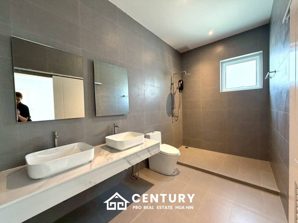 BRAND NEW VILLA NEAR BLACK MOUNTAIN GOLF COURSE : 3 bed modern pool villa