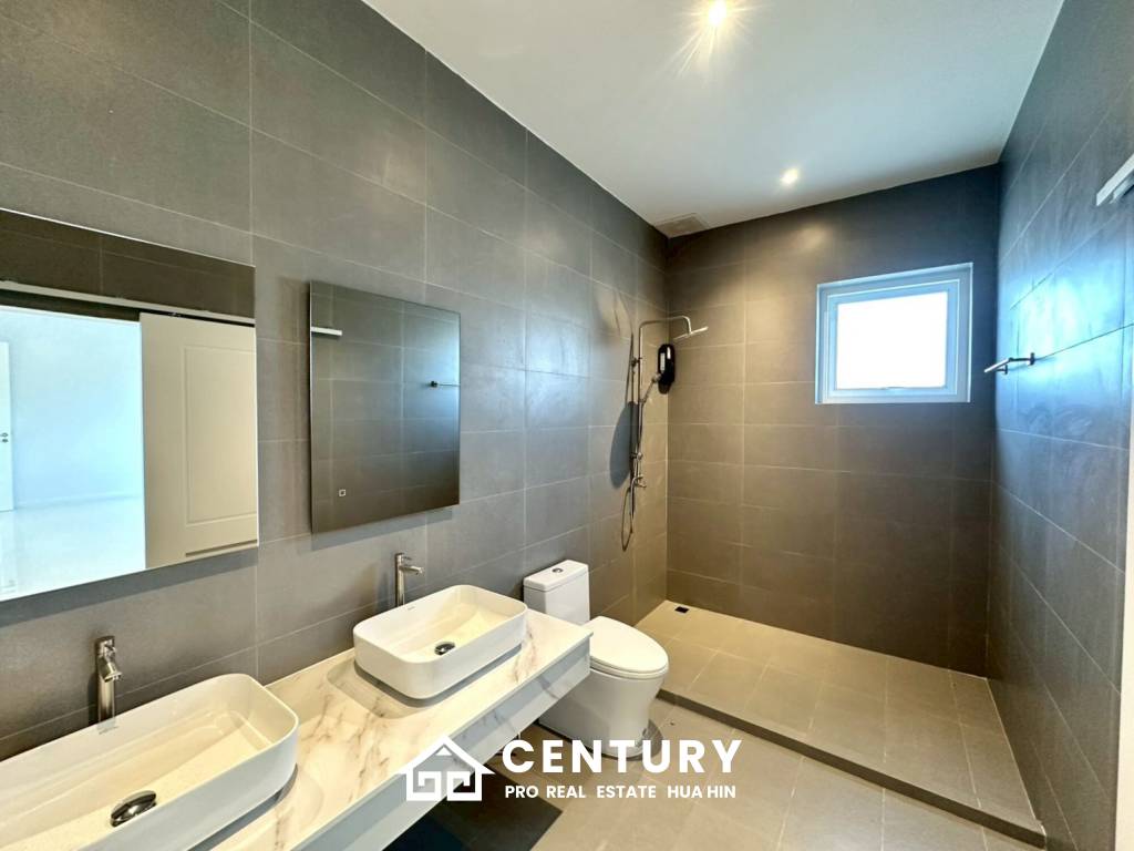 BRAND NEW VILLA NEAR BLACK MOUNTAIN GOLF COURSE : 3 bed modern pool villa