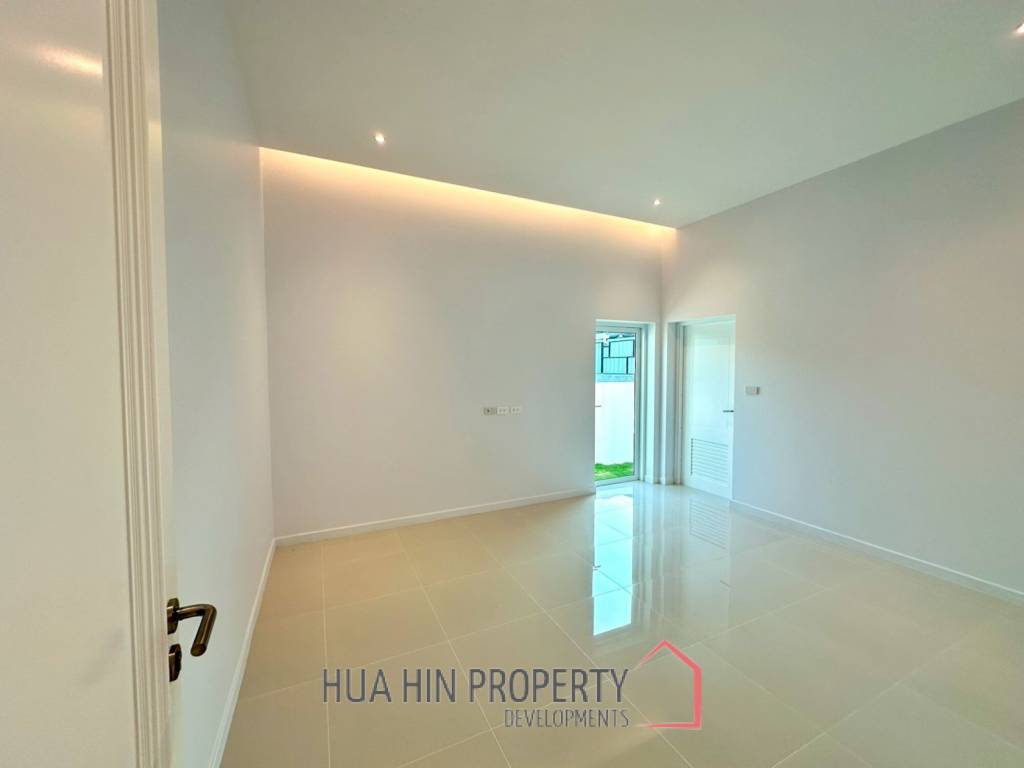 BRAND NEW VILLA NEAR BLACK MOUNTAIN GOLF COURSE : 3 bed modern pool villa