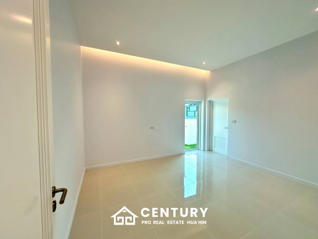 BRAND NEW VILLA NEAR BLACK MOUNTAIN GOLF COURSE : 3 bed modern pool villa