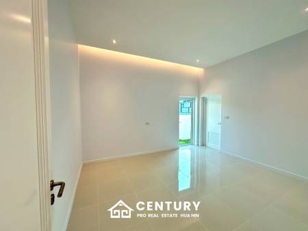 BRAND NEW VILLA NEAR BLACK MOUNTAIN GOLF COURSE : 3 bed modern pool villa
