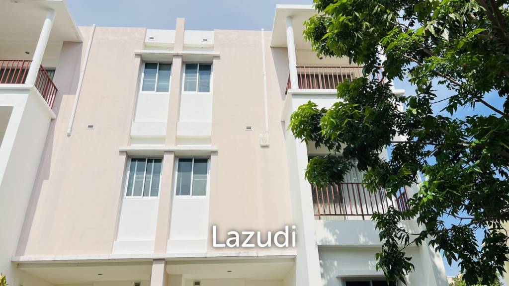 3 Storey Townhouse with Pool in Boathouse