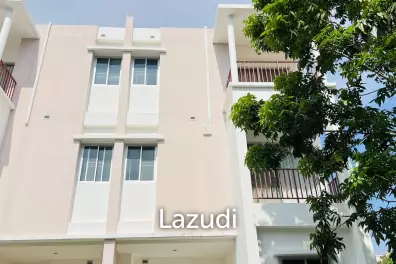 3 Storey Townhouse with Pool in Boathouse