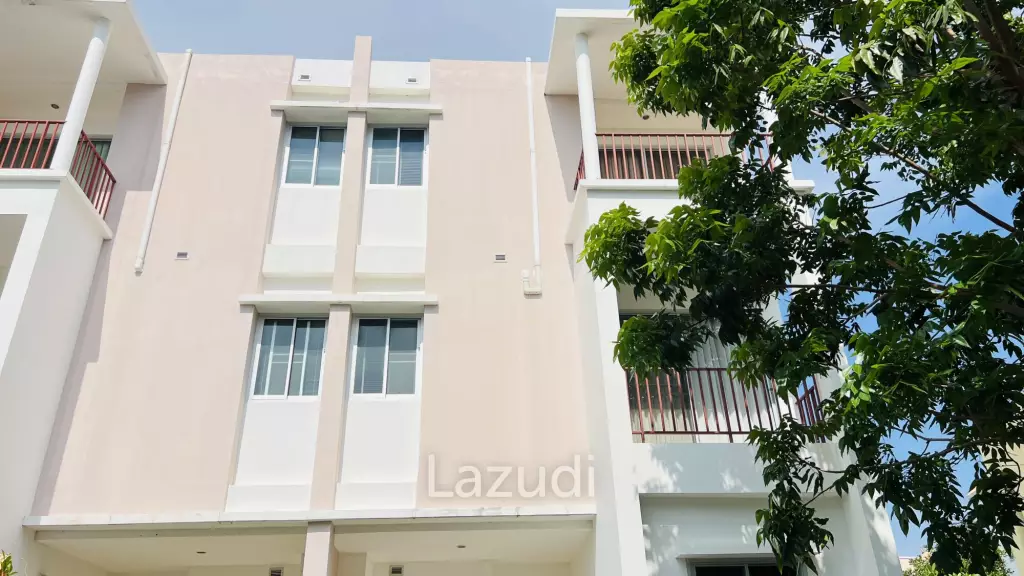 3 Storey Townhouse with Pool in Boathouse