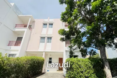 3 Storey Townhouse with Pool in Boathouse