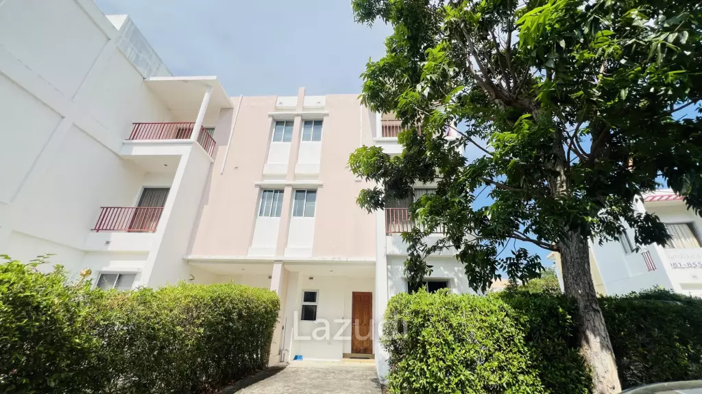3 Storey Townhouse with Pool in Boathouse
