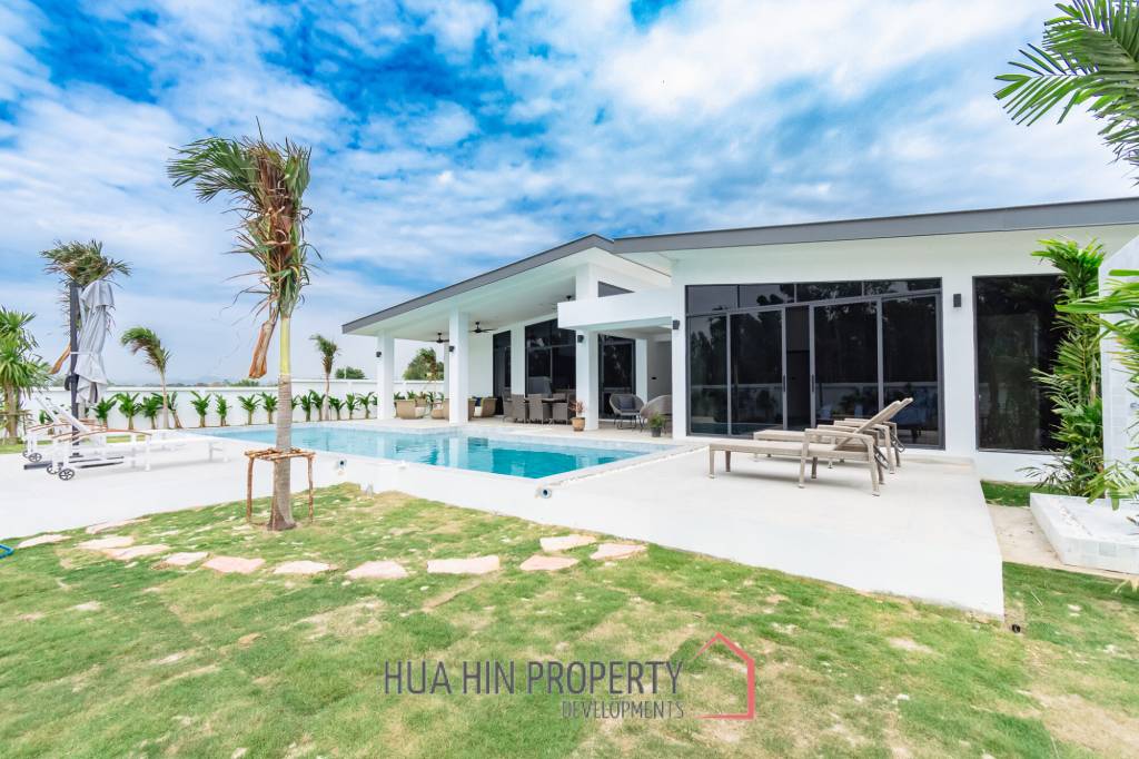300 sqm modern pool villa in Pran Buri Moda Melody