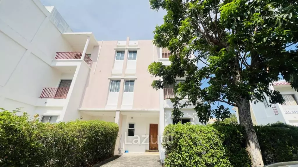 Boat House: 173 sqm modern 3-storey Townhouse