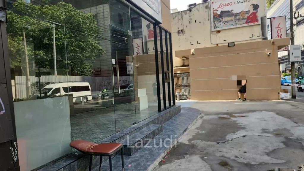 82 sqm Retail Space for Rent on Phrom Phong | Main Road Sukhumvit 22 | Opposite Emsphere