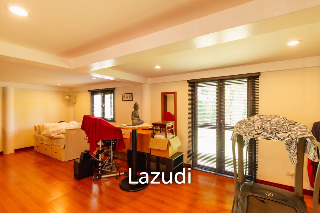ROYAL GARDEN RESORT : 2 Storey 4 Bed Villa near town