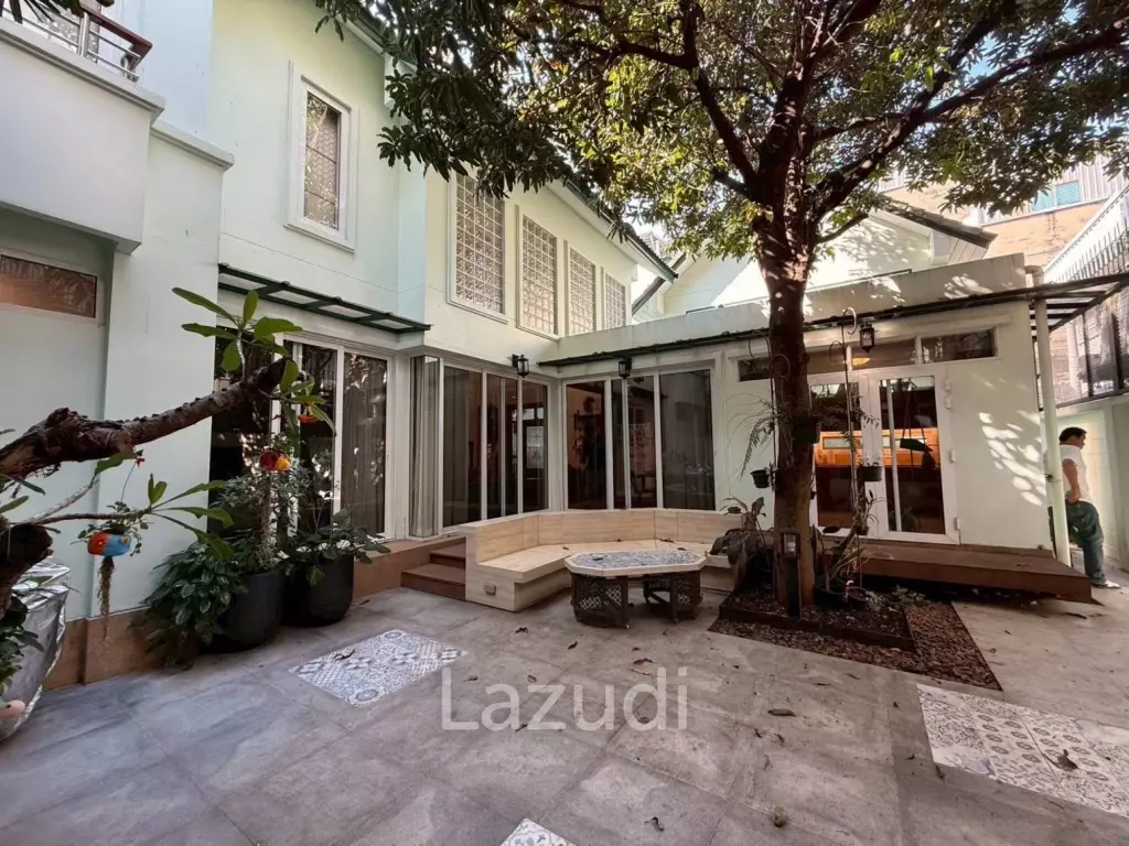 โฮมออฟฟิศ 284 ตร.ม. พร้อมลานกลางบ้านและที่จอดรถย่านคลองเตย